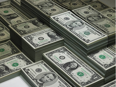 Dollar set for big annual gain as traders brace for high US rates